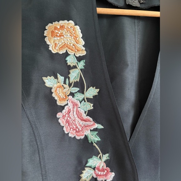 Spanner Silk Black Blazer with Floral Embroidery | Size Large - Picture 6 of 8